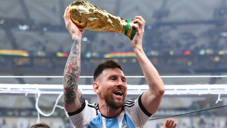 Messi nâng cup vô địch world cup 2022